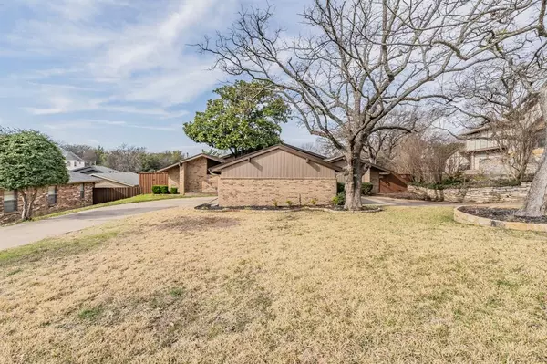 2102 Stonehill Court, Arlington, TX 76012