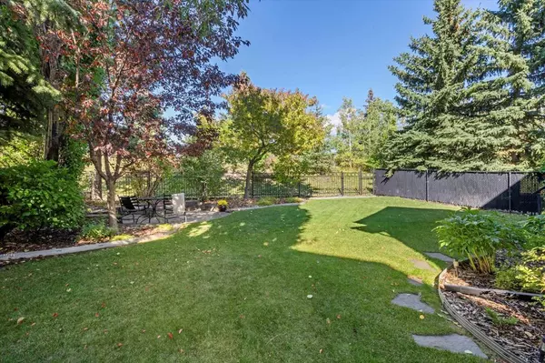 Calgary, AB T3G 5P4,70 Arbour Vista Close NW