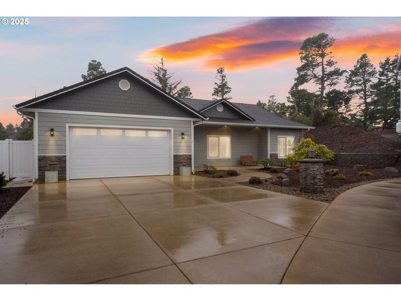 9 WHITE TAIL CT, Florence, OR 97439