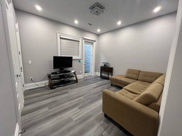 Mississauga, ON L5M 1N6,23 Earl ST #Basement