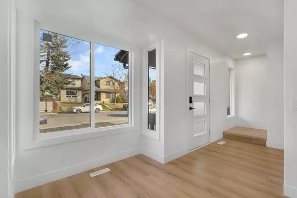 Calgary, AB T2A 6L3,256 Abinger CRES NE