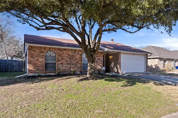 618 Live Oak Drive, Mansfield, TX 76063