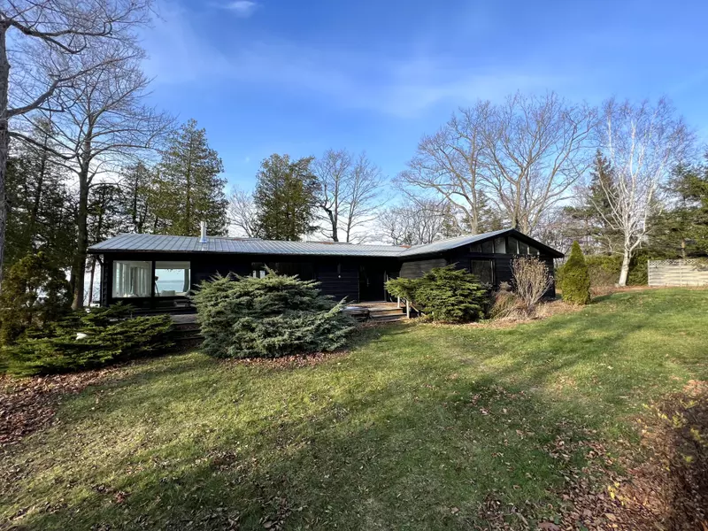 240 Salmon Point RD, Prince Edward County, ON K0K 1P0