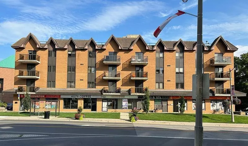 Oakville, ON L6L 1H8,2464 Lakeshore RD W #1