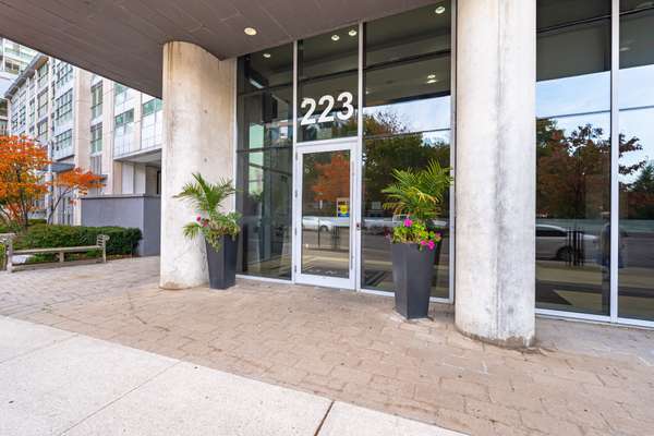 Mississauga, ON L5B 0E8,223 Webb DR #1509