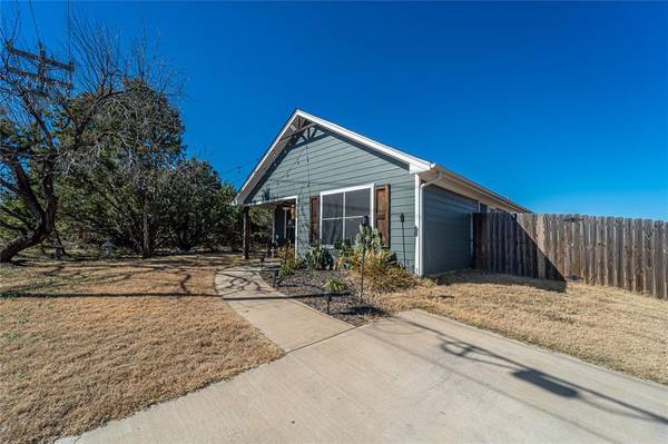 902 Ports O Call Drive, Granbury, TX 76048