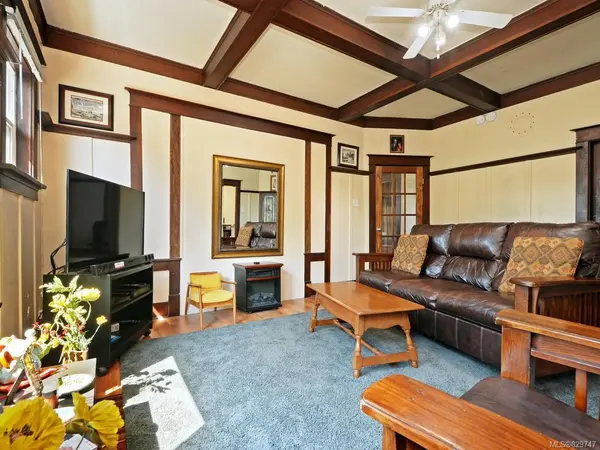 Victoria, BC V8X 2V5,1051 Queens Ave