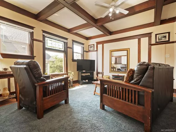 Victoria, BC V8X 2V5,1051 Queens Ave