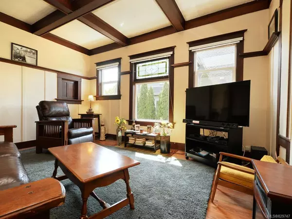 Victoria, BC V8X 2V5,1051 Queens Ave