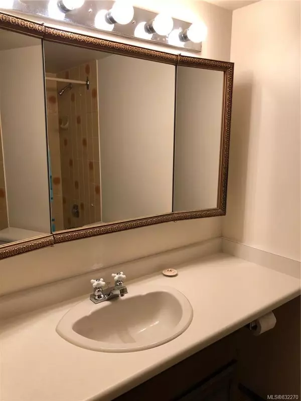 Victoria, BC V8S 5J3,1419 Stadacona Ave #411