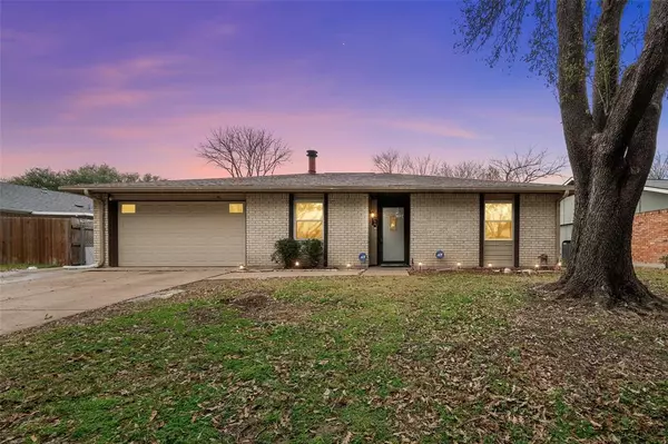 318 Clearwood Drive, Grand Prairie, TX 75052