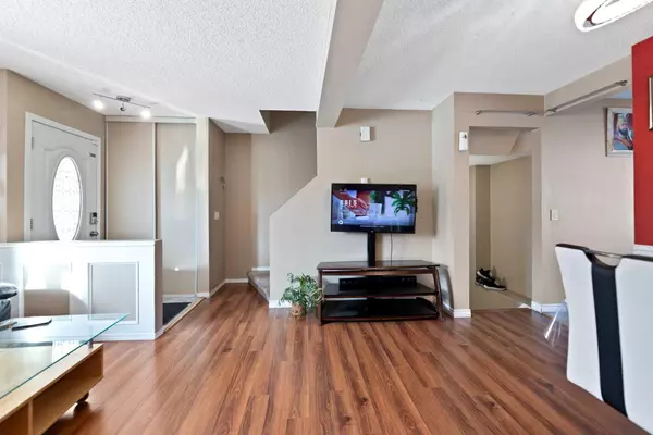 Calgary, AB T3J 1Y6,95 Castlegreen Close NE