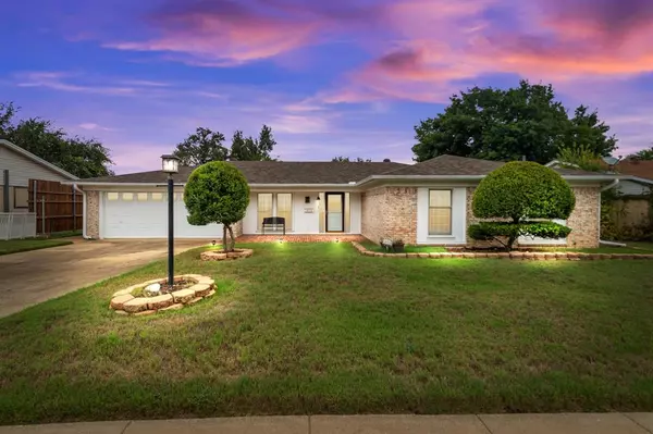 1604 Lagoona Lane, Edgecliff Village, TX 76134