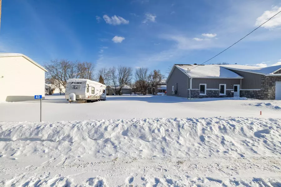 43 King ST, Montague, ON K7A 3E2