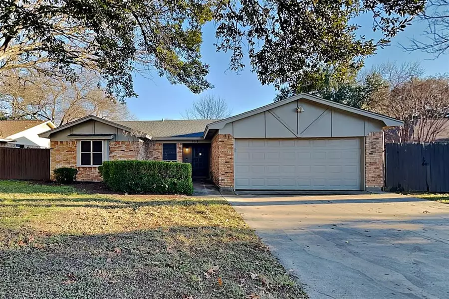 1018 Almond Drive, Mansfield, TX 76063