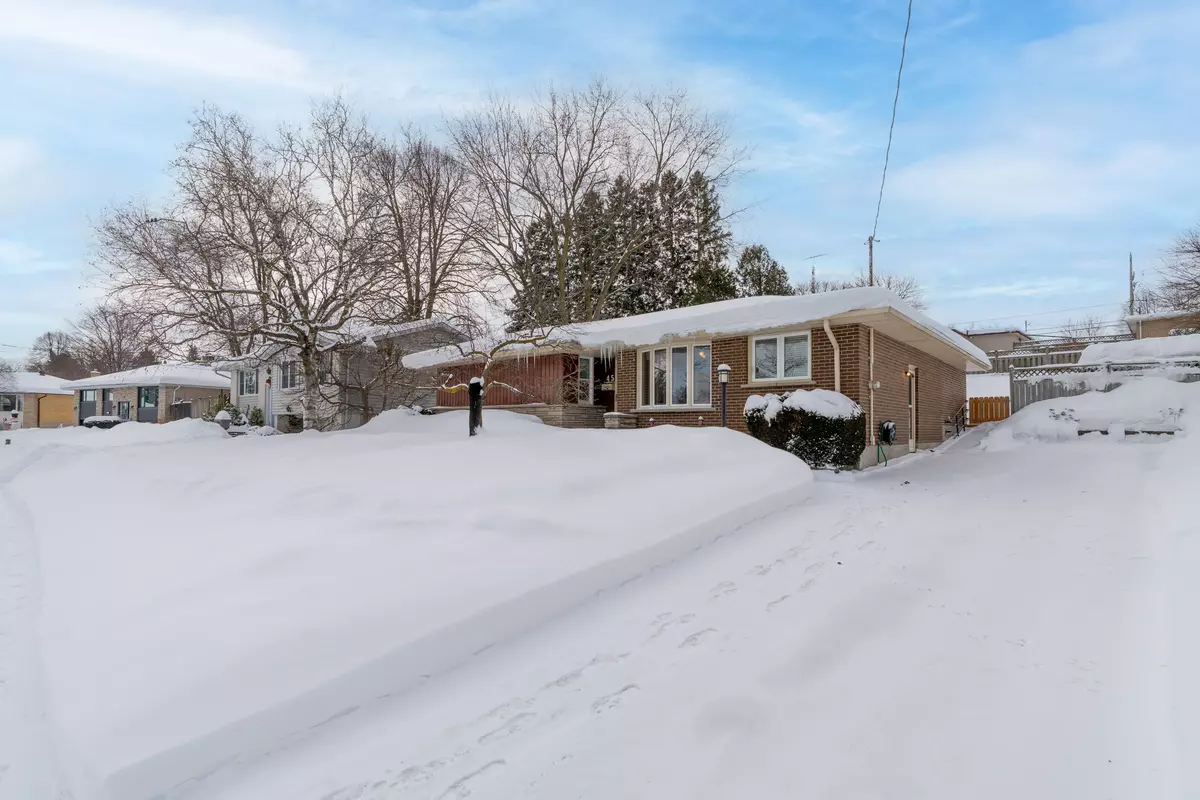 Kitchener, ON N2M 4W8,45 Larkspur CRES