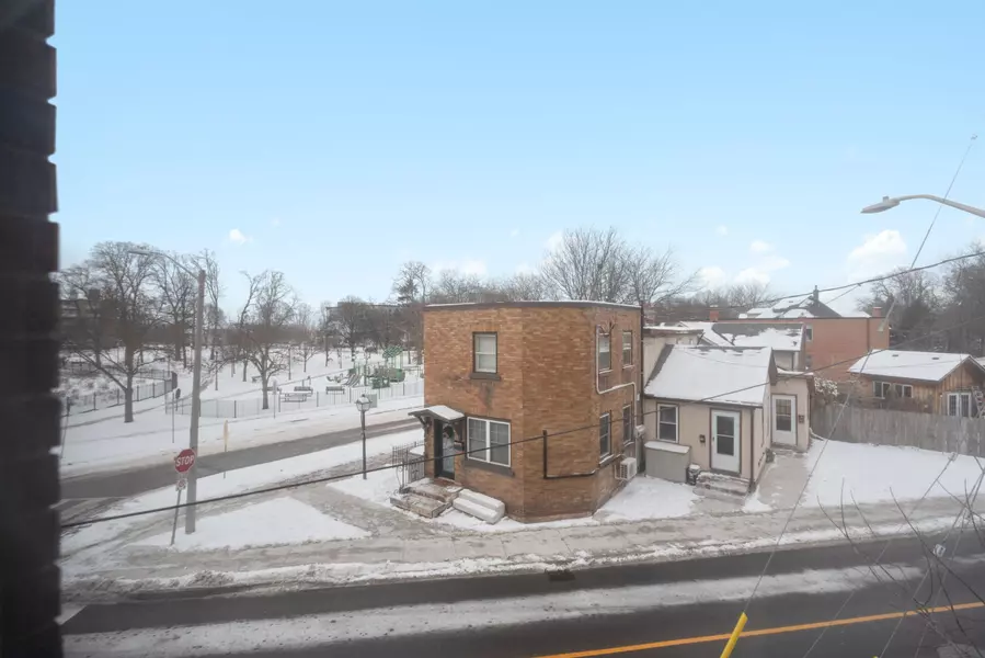 1 Duke ST #Upper, St. Catharines, ON L2R 5H2