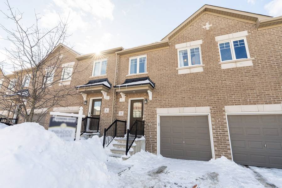 8 Ken Bromley LN, Clarington, ON L1C 0S4