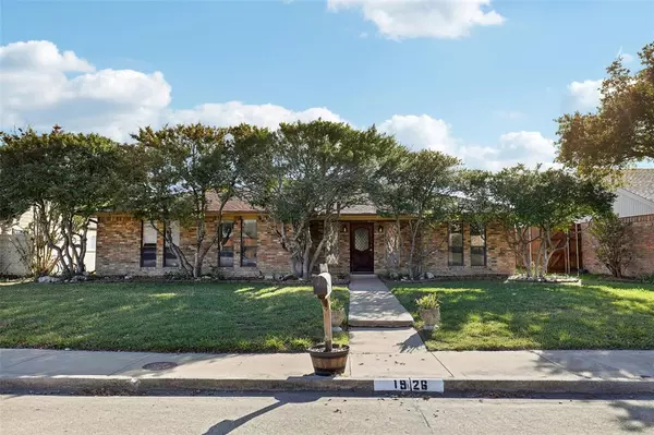 1926 Middle Glen Drive,  Carrollton,  TX 75007