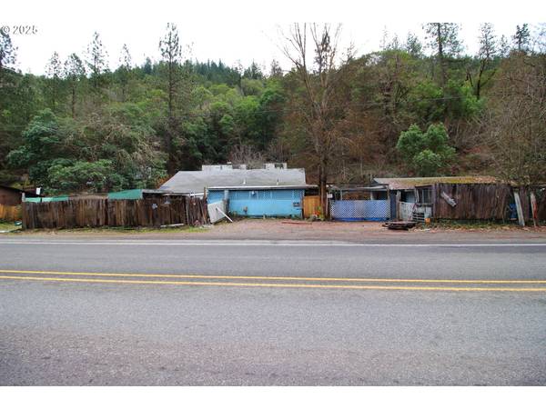 8373 ROGUE RIVER HWY, Grants Pass, OR 97527