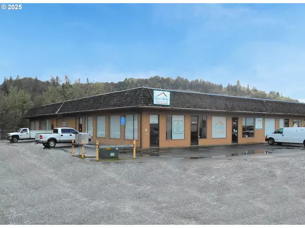 2405 NE DIAMOND LAKE BLVD #E, F, Roseburg, OR 97470