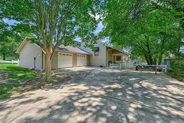 203 Kiowa Drive W, Lake Kiowa, TX 76240