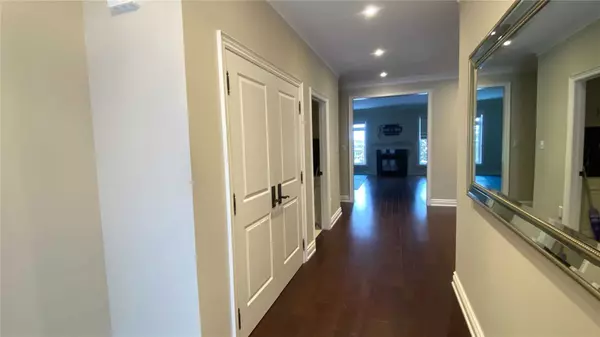 Oakville, ON L6K 3Y8,216 Carlini CT