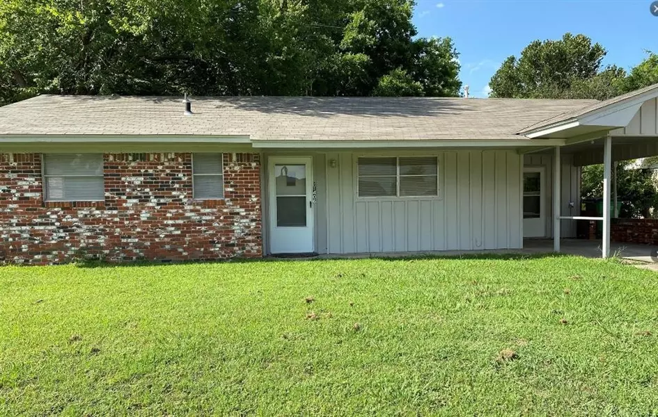 1406 Lynwood Street, Gainesville, TX 76240