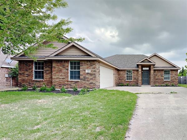 320 Fox Hollow Drive, Red Oak, TX 75154