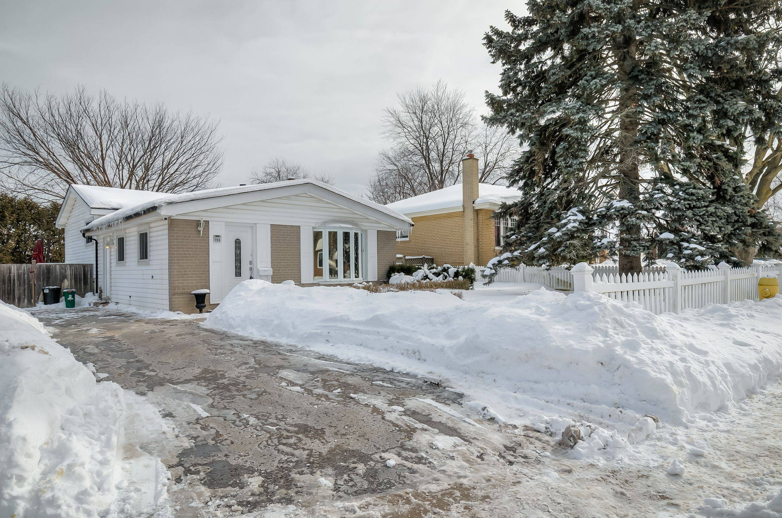 733 Balaton AVE,  Pickering,  ON L1W 1W3