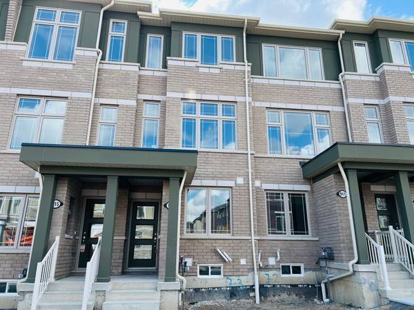 913 Crowsnest HOLW, Pickering, ON L1X 0P4