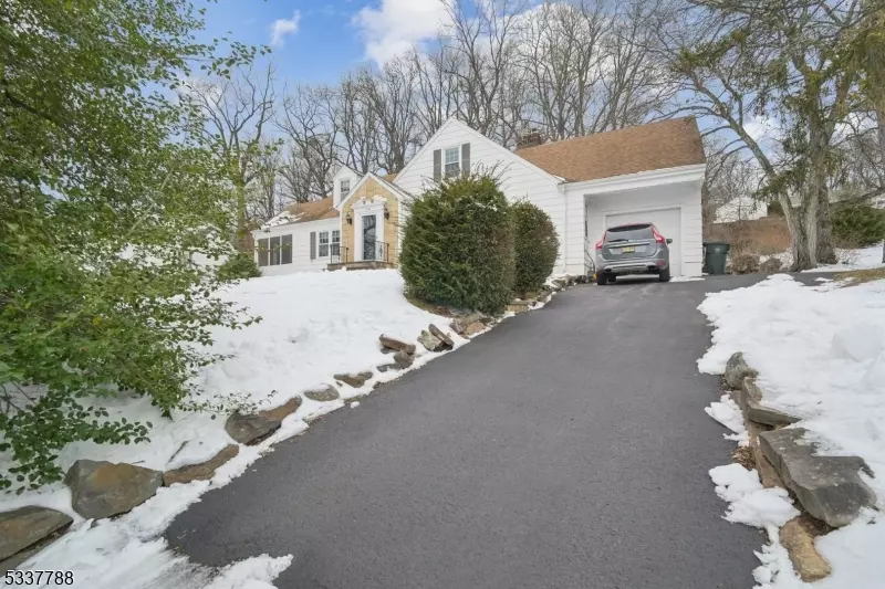 Mountainside Boro, NJ 07092,1086 Sunny Slope Dr