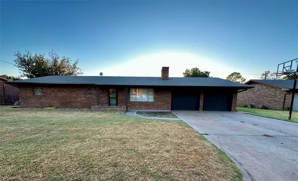 1207 N Lawn Street, Seymour, TX 76380