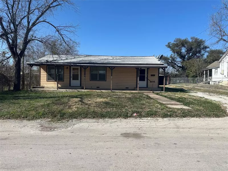 305 N Travis Street, Comanche, TX 76442