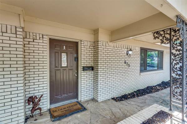 613 Oakwood Avenue, Hurst, TX 76053