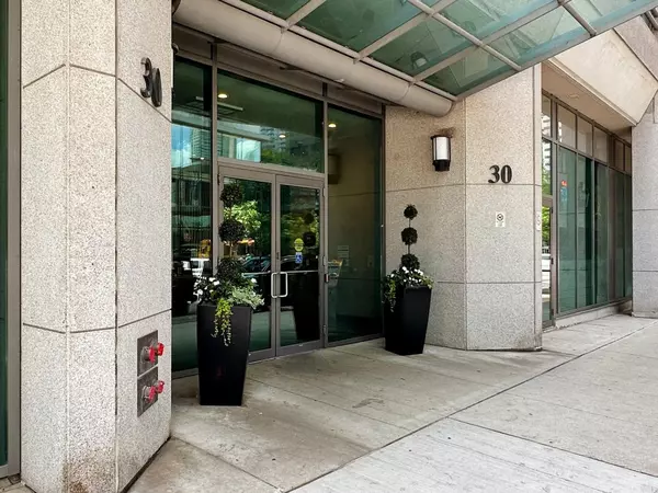 Toronto C01, ON M5J 3A4,30 Grand Trunk CRES #1812