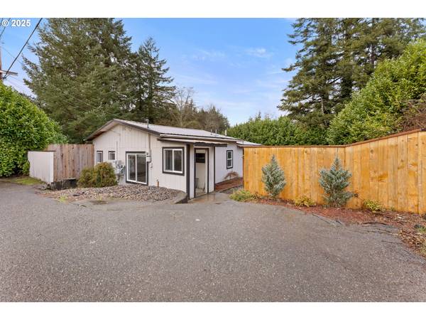 93695 Stadden LN, Coos Bay, OR 97420