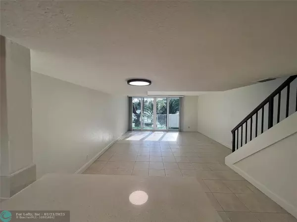 Deerfield Beach, FL 33064,3881 Crystal Lake Dr  #5