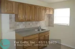 Deerfield Beach, FL 33441,93 NE 7th Ct  #2