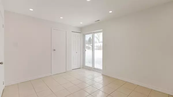 Aurora, ON L4G 3E3,15 Banff DR #Basement