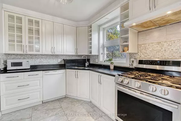 Oakville, ON L6K 3G1,Upper - 421 St Augustine DR