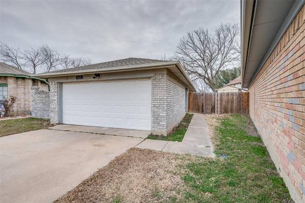 203 Lone Pine Court, Fort Worth, TX 76108