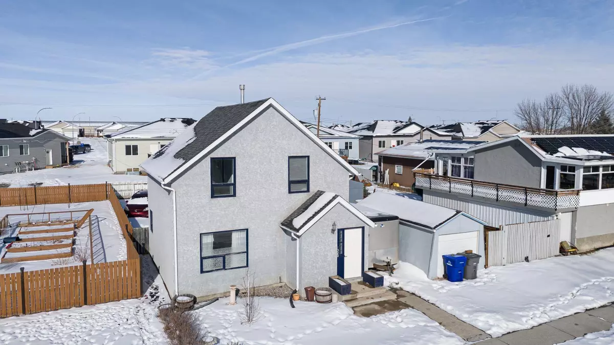 Claresholm, AB T0L 0T0,320 55 AVE West