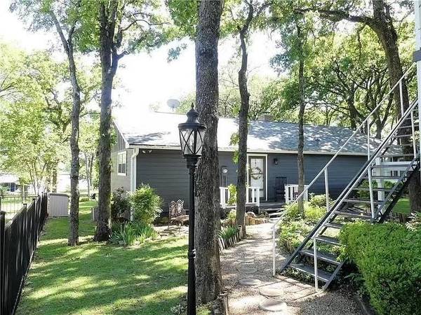 1214 Kiowa Drive E, Lake Kiowa, TX 76240