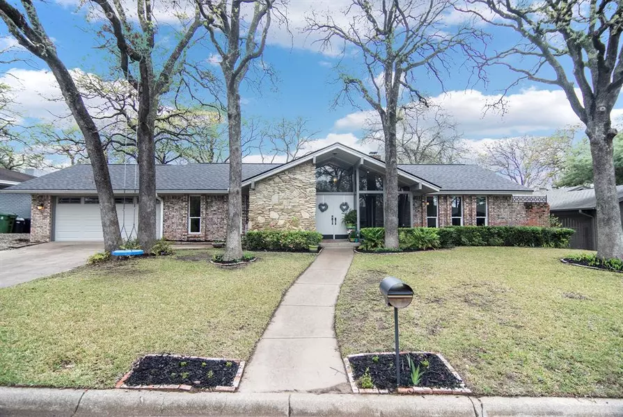 820 Wheelwood Drive, Hurst, TX 76053