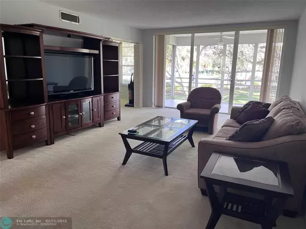 Pompano Beach, FL 33069,500 Oaks Ln  #208