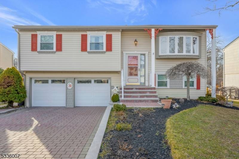 31 Woodmere St, Raritan Boro, NJ 08869