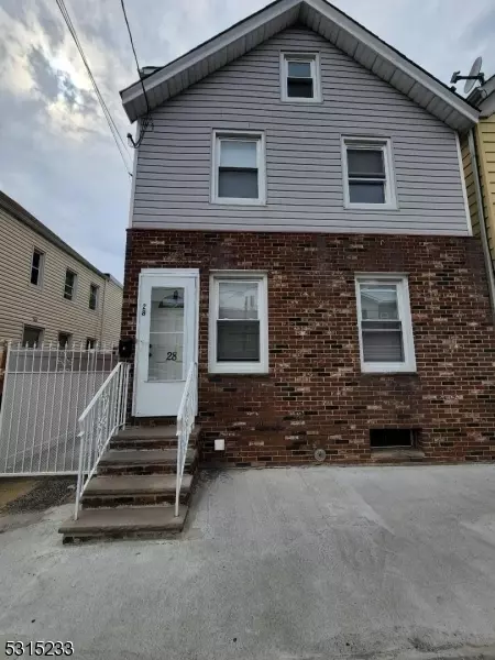 28 Smith St, Elizabeth City, NJ 07201