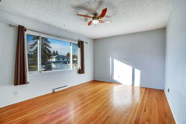 Calgary, AB T2B 1J6,2444 44 ST Southeast