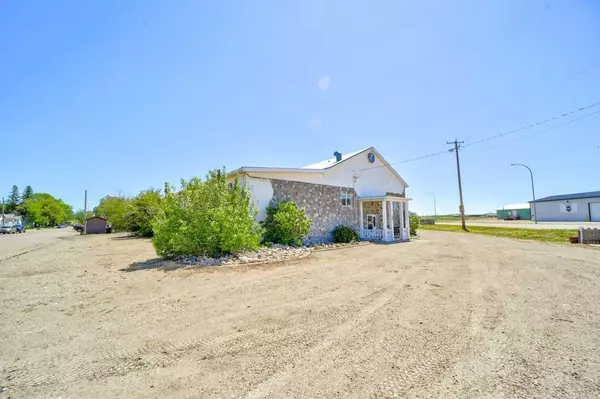 Milk River, AB T0K1M0,208 RAILWAY ST Southeast